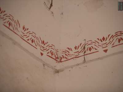 In una di queste sono ancora visibili i decori di colore rosso sulle pareti e sulla volta...